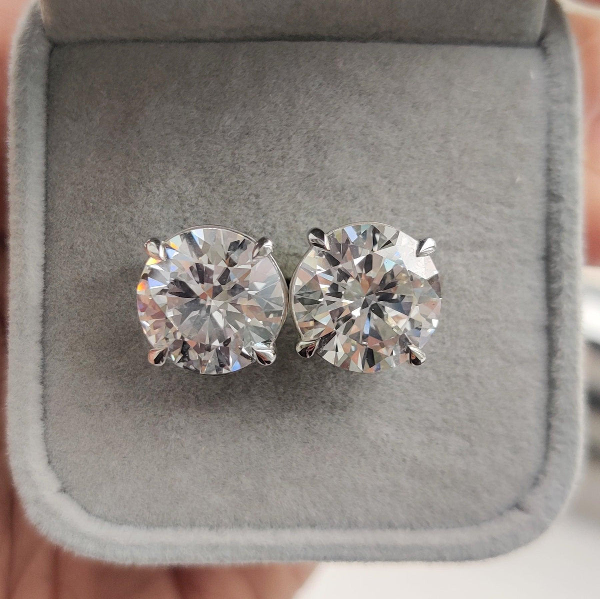 Certified E/VS Quality 10.00Ct Big Round Diamond Stud Earrings in Platinum