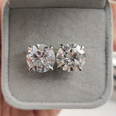 big diamond stud earring by Amada Diamonds luxuries jewellery 