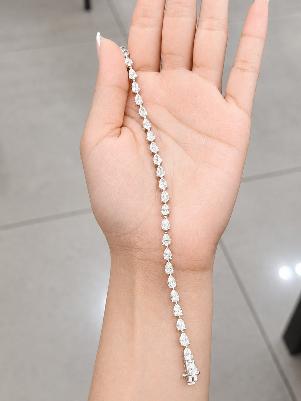 GIA Certified 8.20CT E/VS1-2 Pear Diamond Claw Set Tennis Bracelet in Platinum (950)