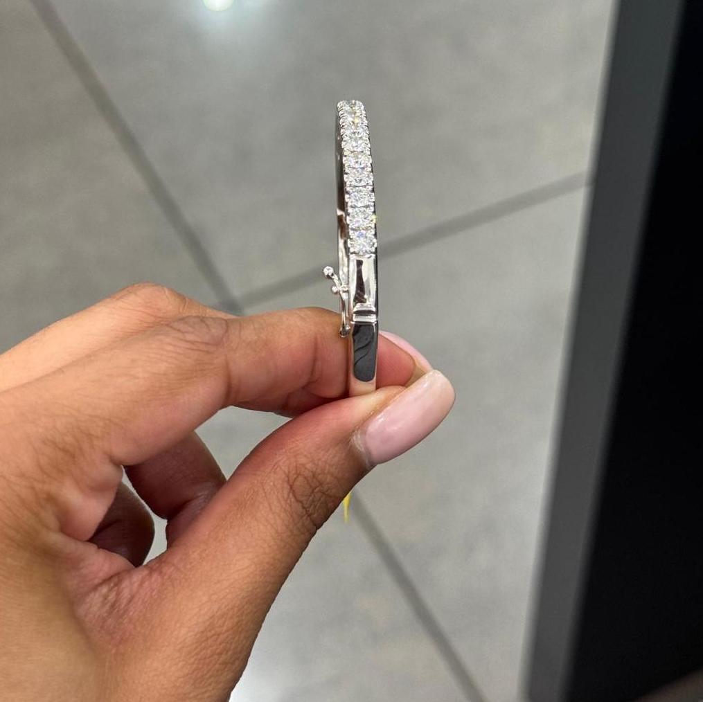 4.00CT D/VS Lab Grown Round Diamond Bangle In White Gold