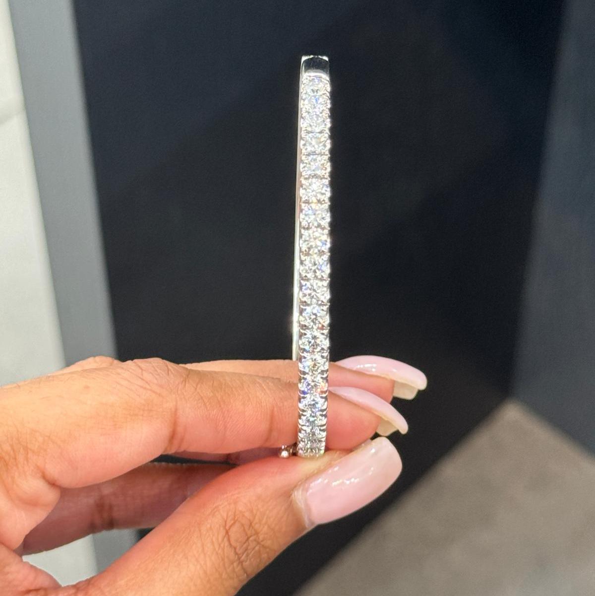 4.00CT D/VS Lab Grown Round Diamond Bangle In White Gold