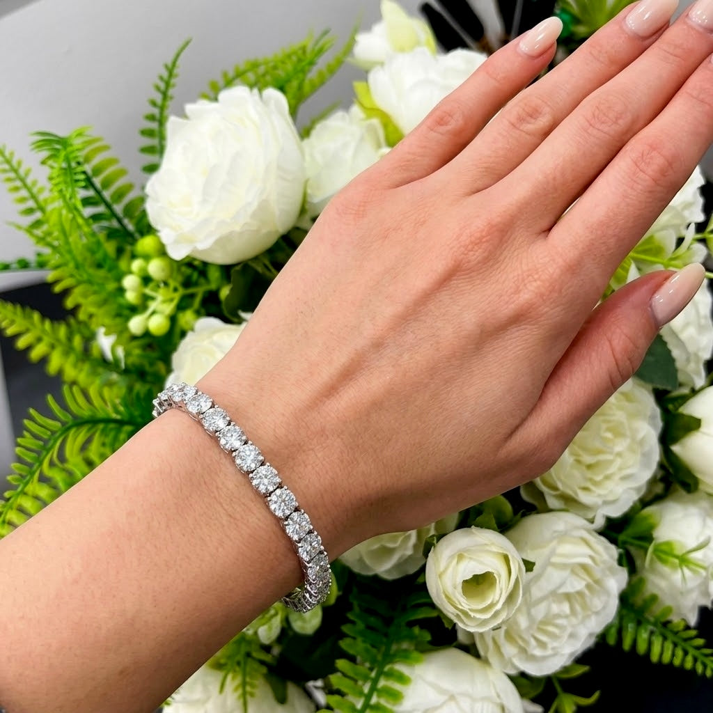 D/VS 25.00 ct Lab Diamond Claw Set Tennis Bracelet in 9k Gold