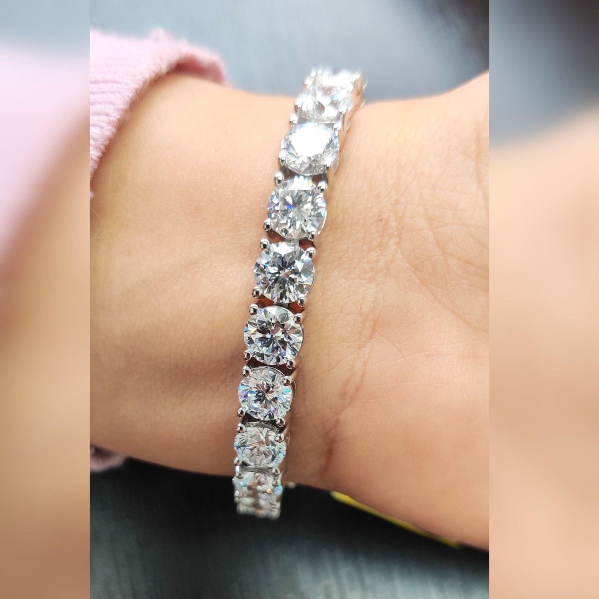 35.00ct Round Diamond Tennis Bracelet - Gold (Angle View 9)
