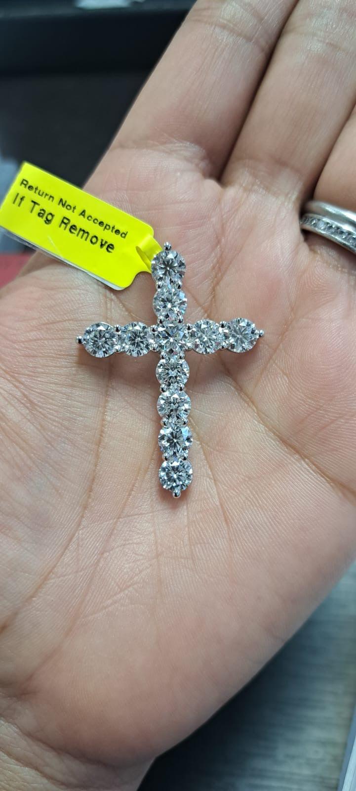 D/VVS 10.05 Ct Round Diamond Cross Pendant Necklace In 18k White Gold