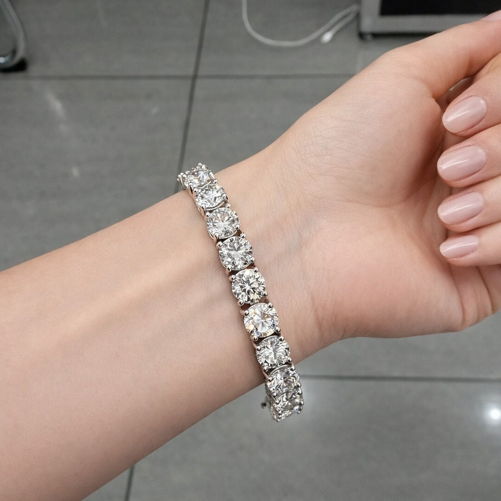 35.00ct Round Diamond Tennis Bracelet - Gold (Angle View 4)