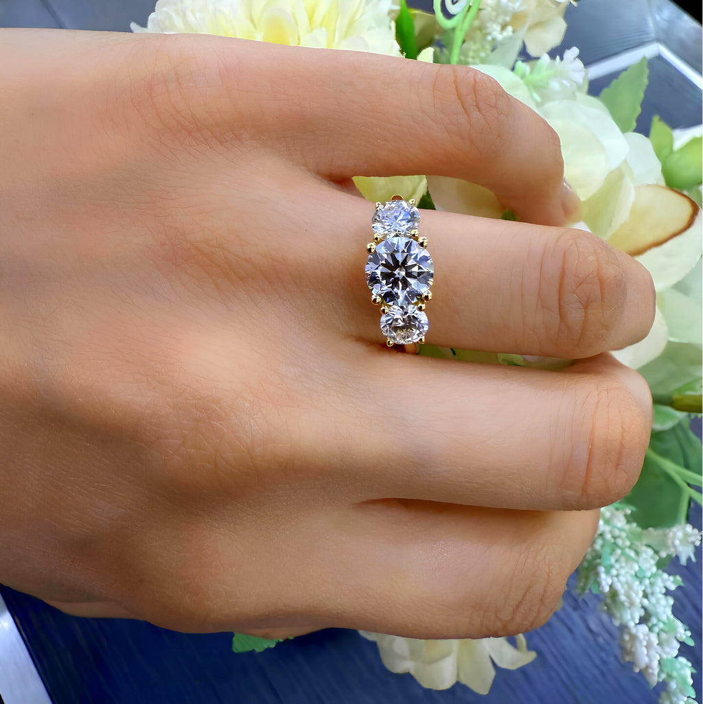 D/VS 2.00ct - 3.00ct Classic Round Diamond Trilogy Engagement Ring in Platinum