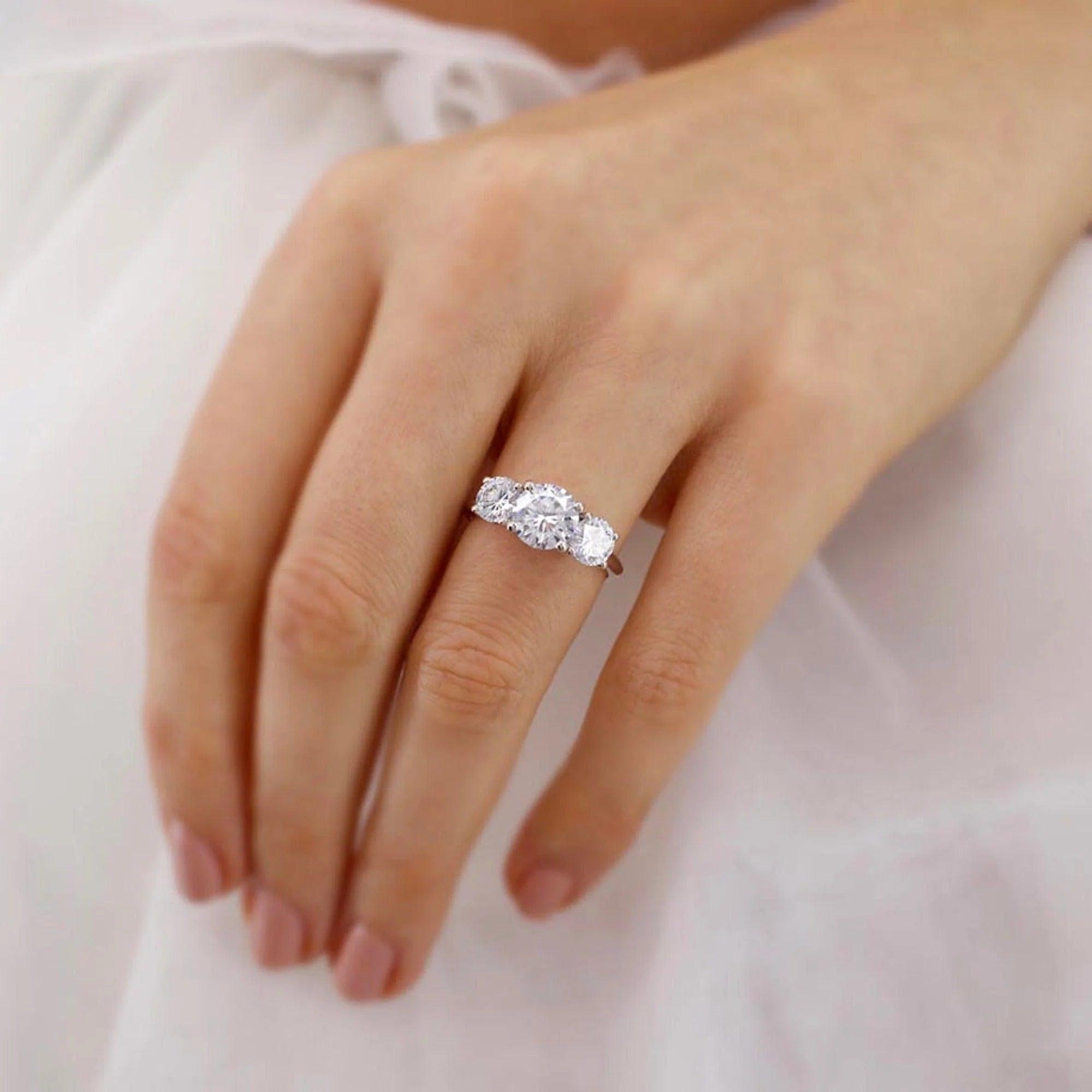 D/VS 2.00ct - 3.00ct Classic Round Diamond Trilogy Engagement Ring in Platinum