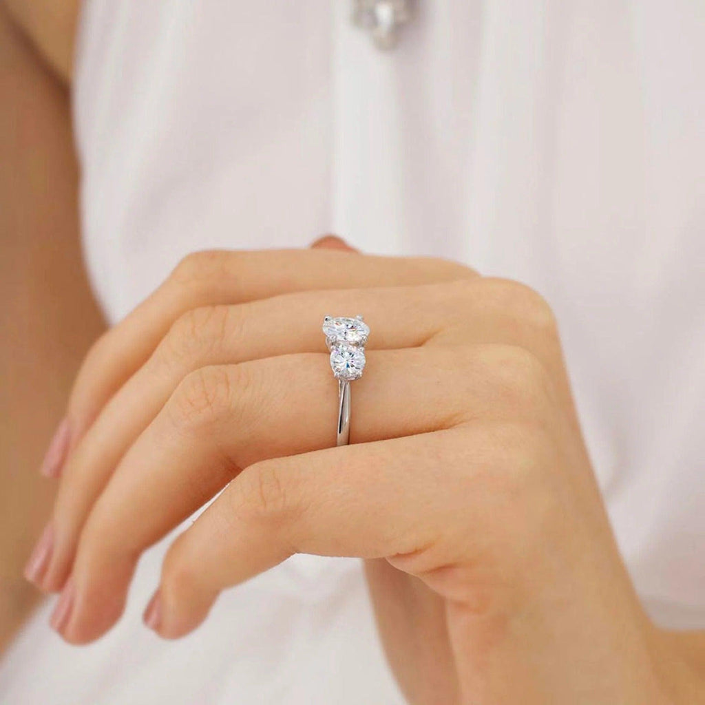 D/VS 2.00ct - 3.00ct Classic Round Diamond Trilogy Engagement Ring in Platinum