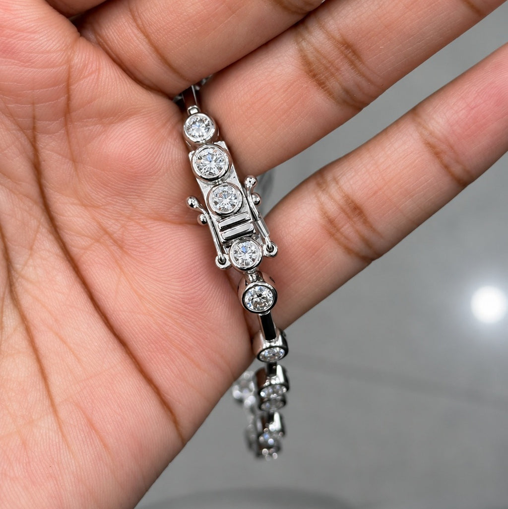 4.00ct Round Diamond Tennis Bracelet - Gold (Angle View 4)
