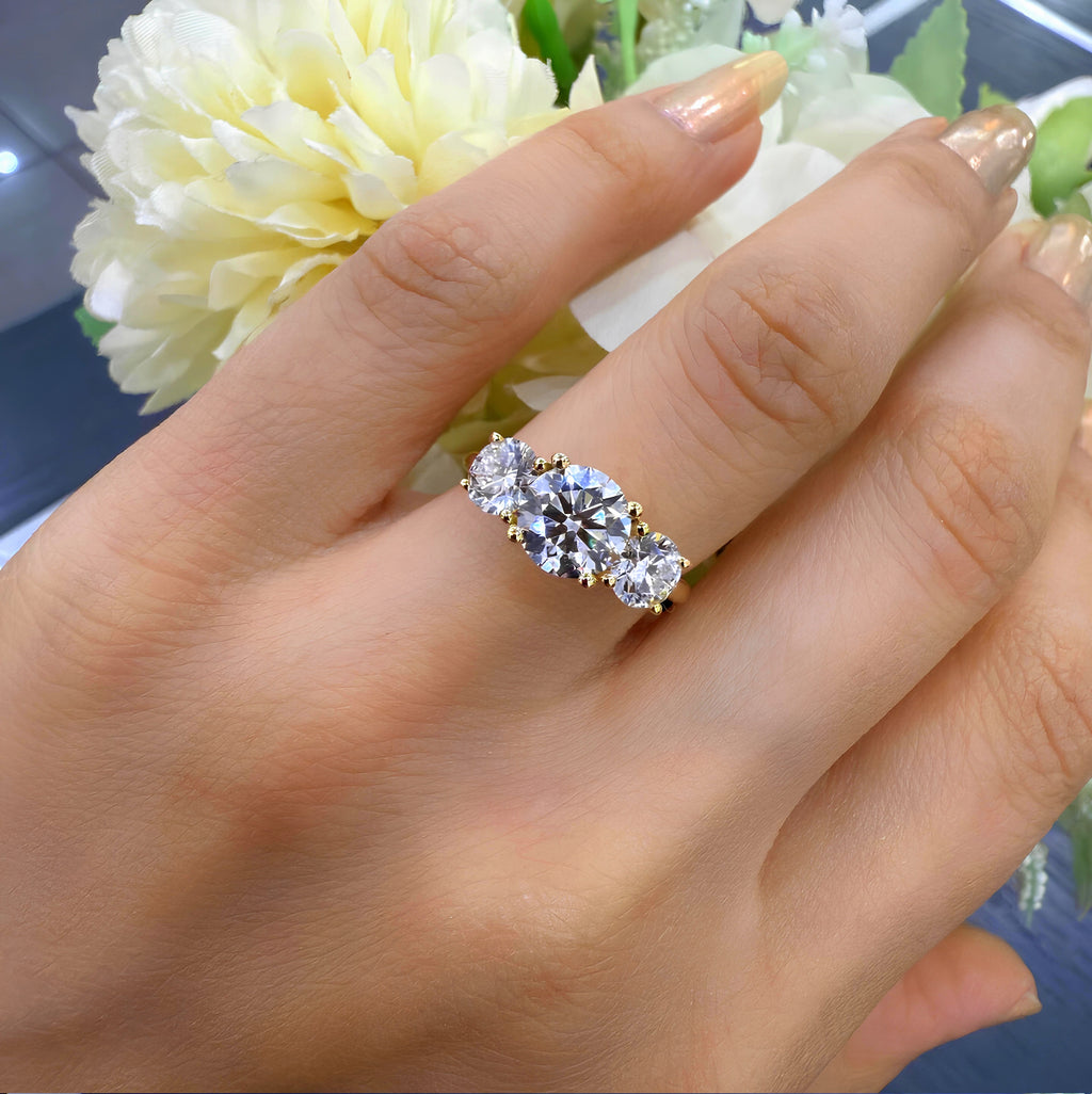 D/VS 2.00ct - 3.00ct Classic Round Diamond Trilogy Engagement Ring in Platinum