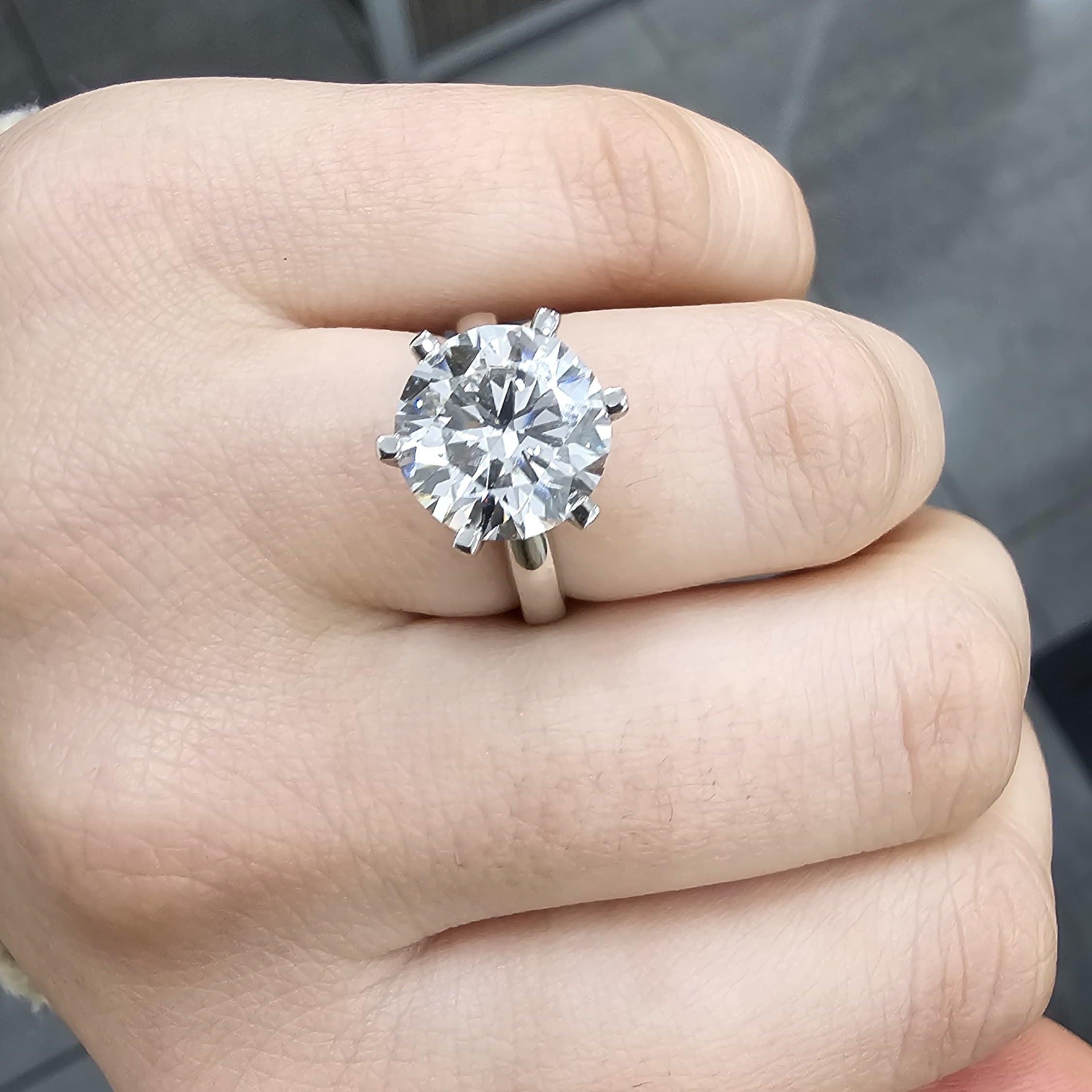 Clearance IGI Certified D-F/VS 4.00Ct Round Diamond Solitaire Engagement Ring in Platinum