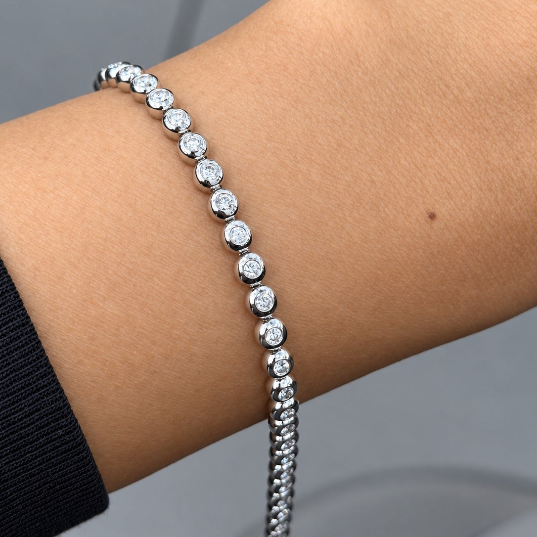 2.00ct Round Diamond Tennis Bracelet - Gold (Angle View 4)