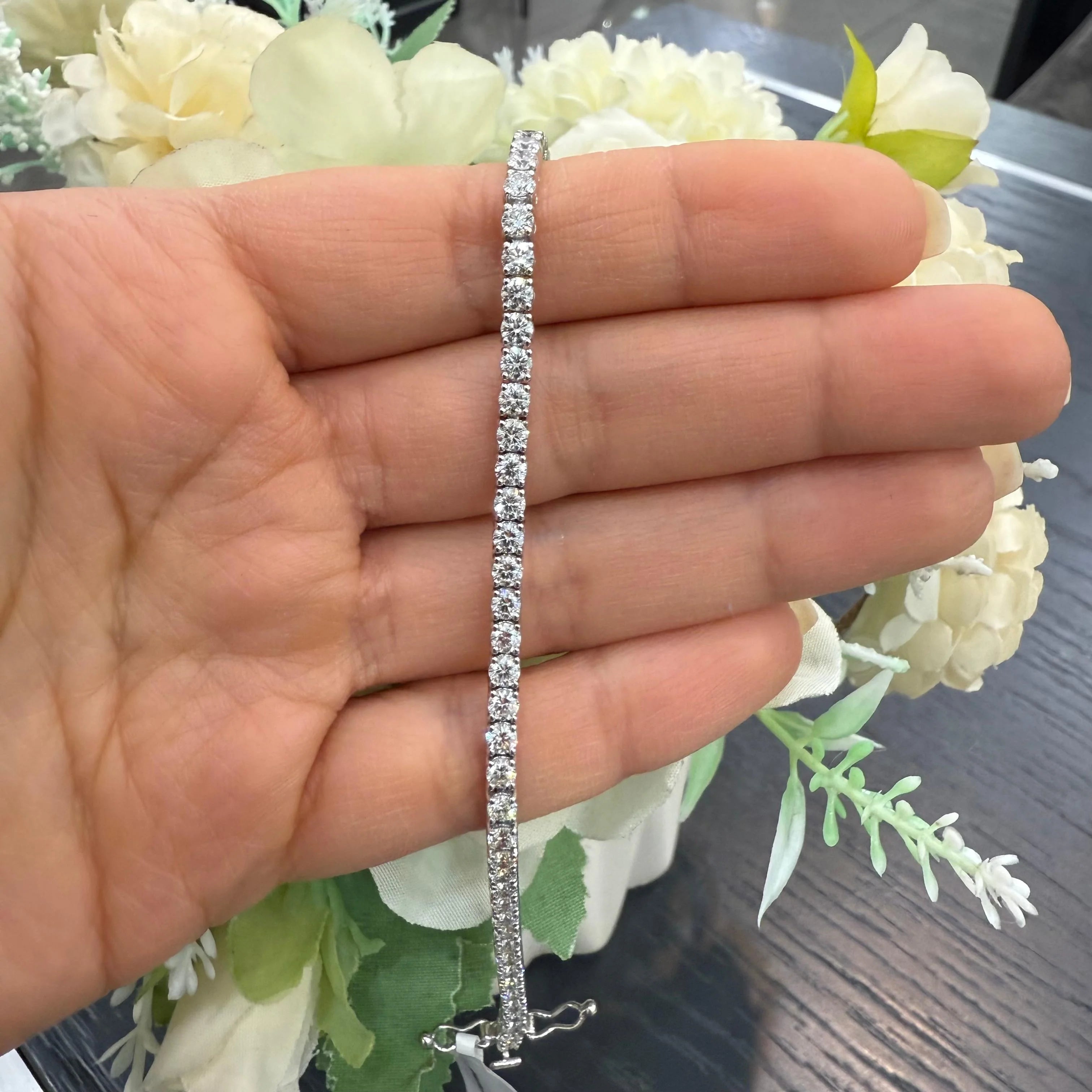 5.50Ct F/VS 100% Natural Round Diamond Claw Set Tennis Bracelet in Platinum