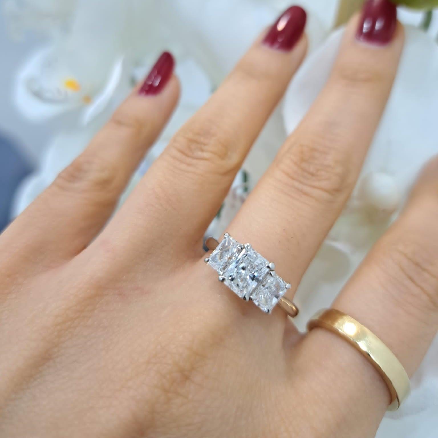 Great Deal..! F/VS 2.00 Ct Radiant Diamond Trilogy Engagement Ring In 18k Gold