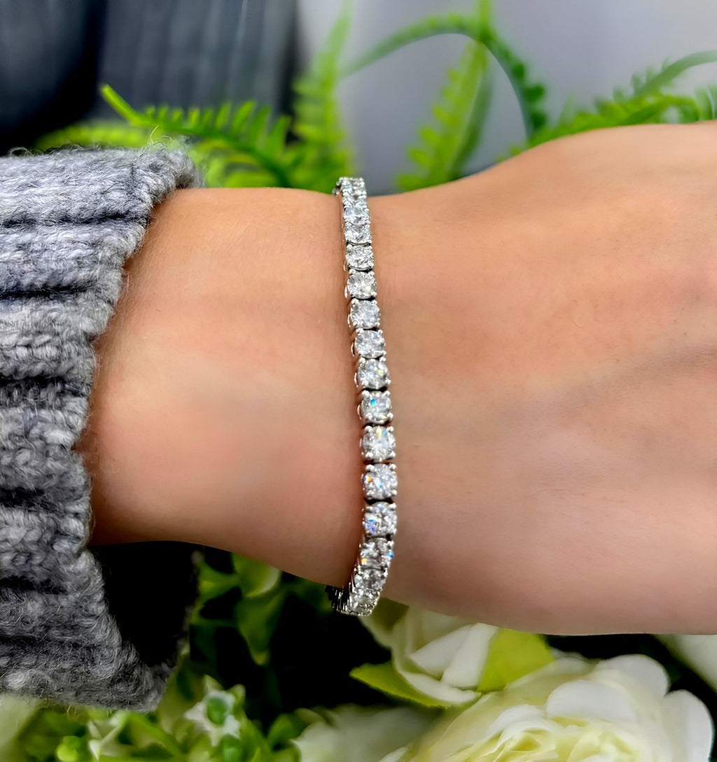 D/VVS 8.00 ct Lab Diamond Claw Set Tennis Bracelet in 9k Gold 7in