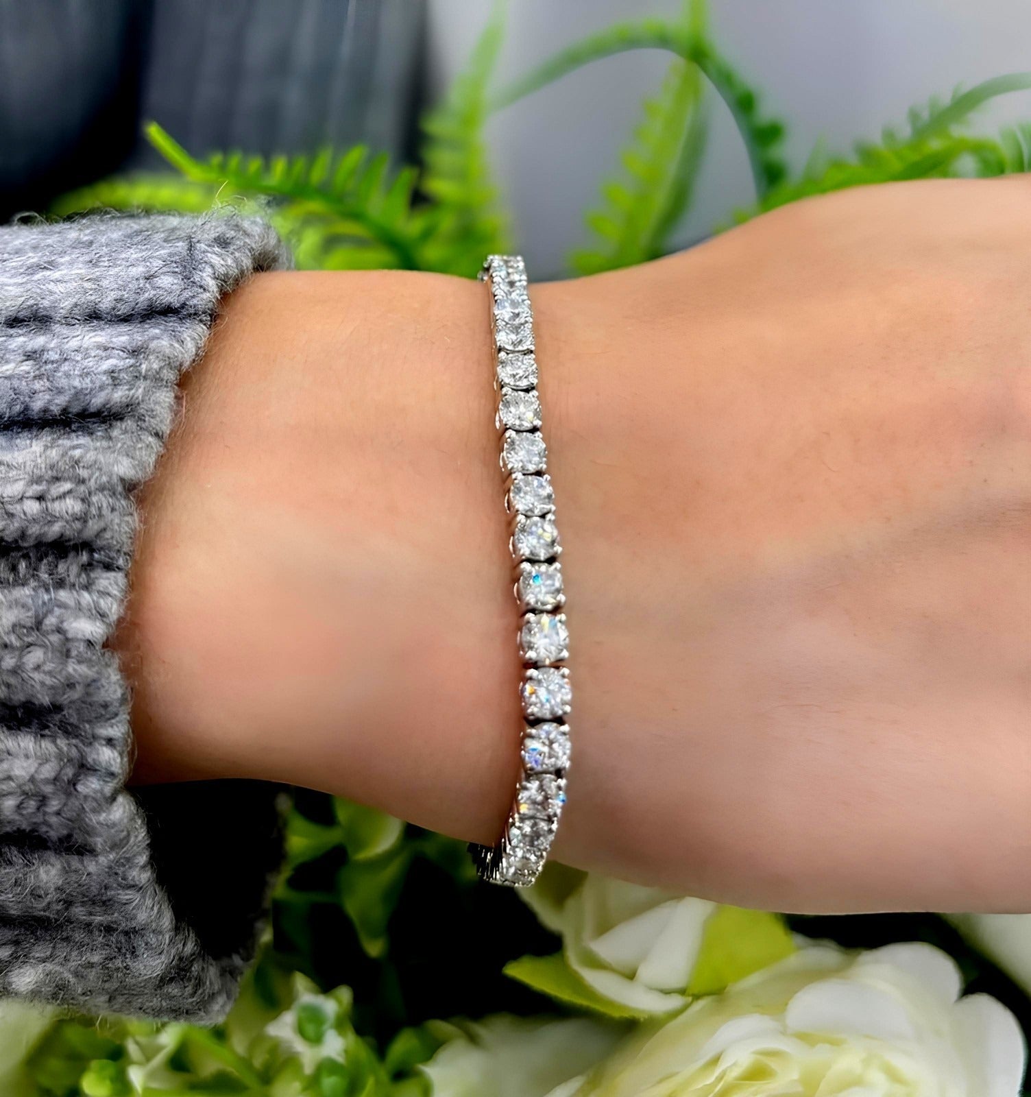 D/VVS 8.00 ct Lab Diamond Claw Set Tennis Bracelet in 9k Gold 7in