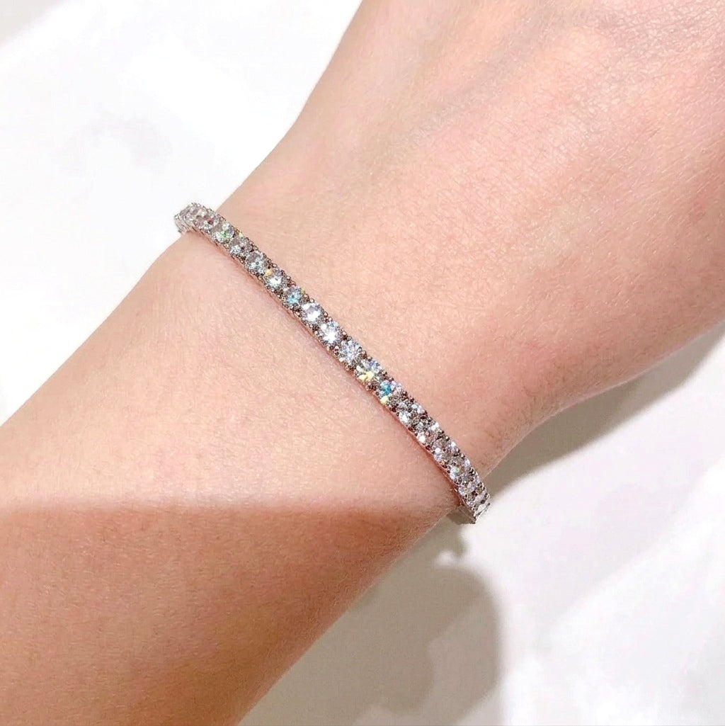 D/VVS 8.00 ct Lab Diamond Claw Set Tennis Bracelet in 9k Gold 7in