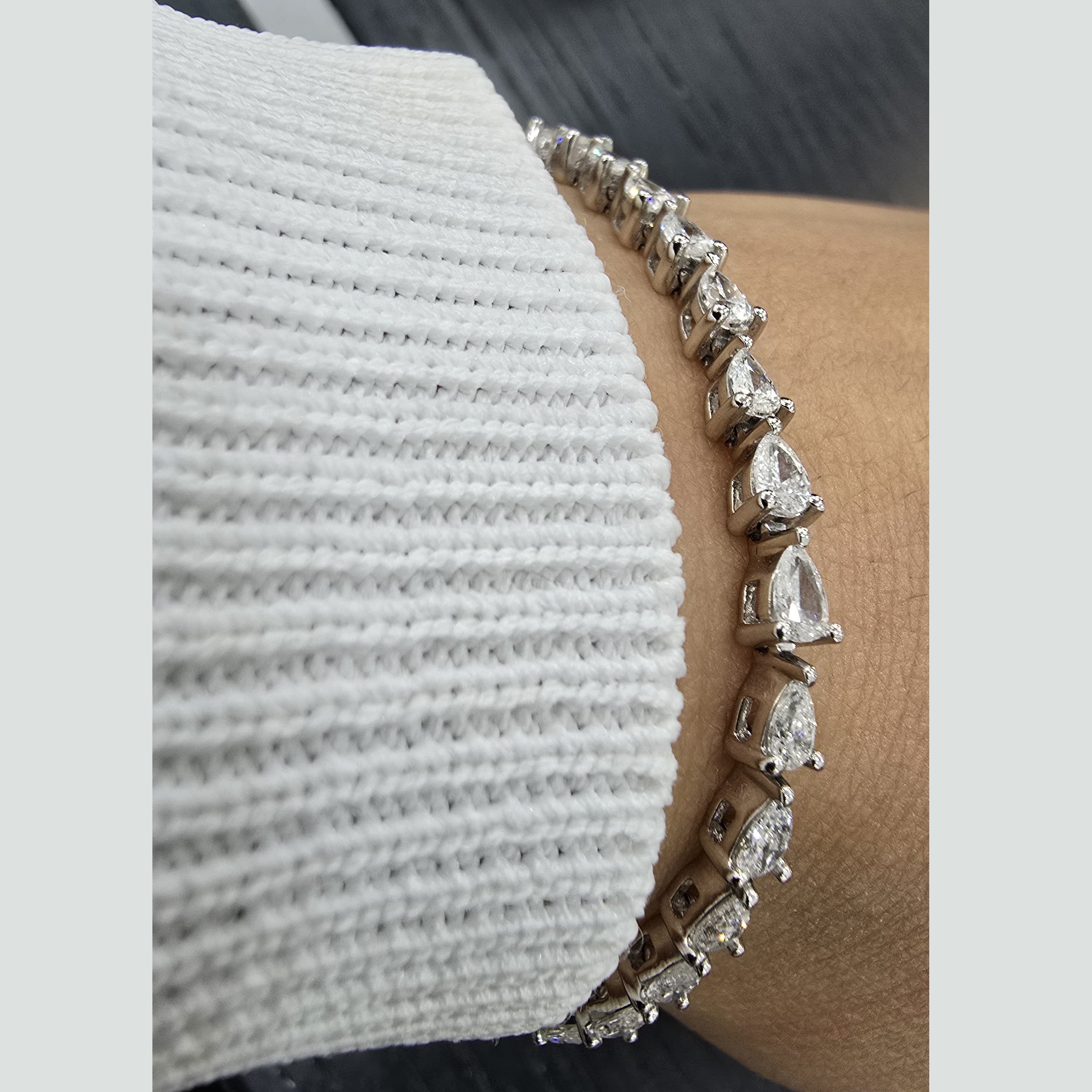 D-E/VS Lab-Grown Pear Diamond Claw Set Tennis Bracelet in Gold & Platinum (8–30ct)