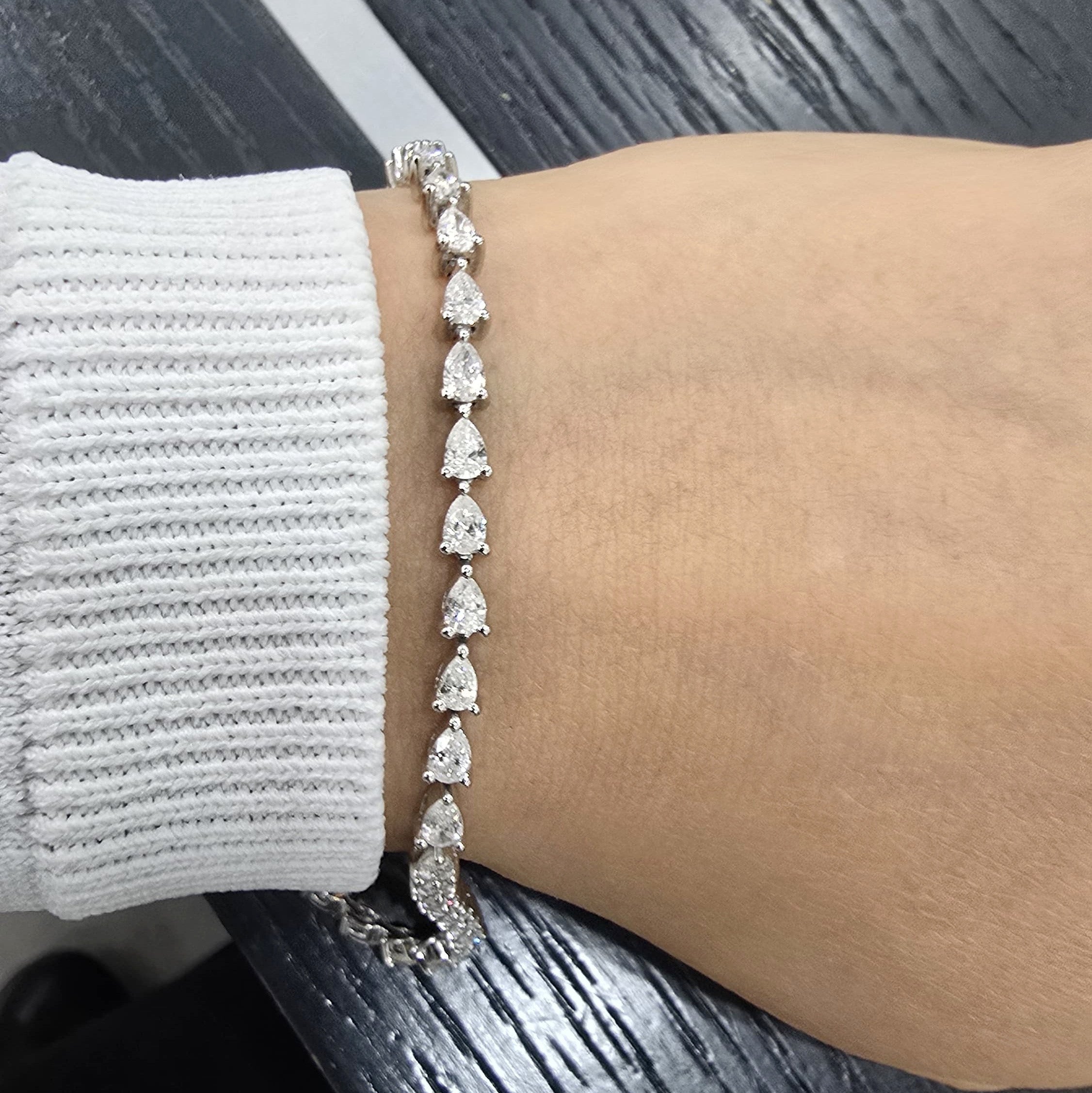 D-E/VS Lab-Grown Pear Diamond Claw Set Tennis Bracelet in Gold & Platinum (8–30ct)