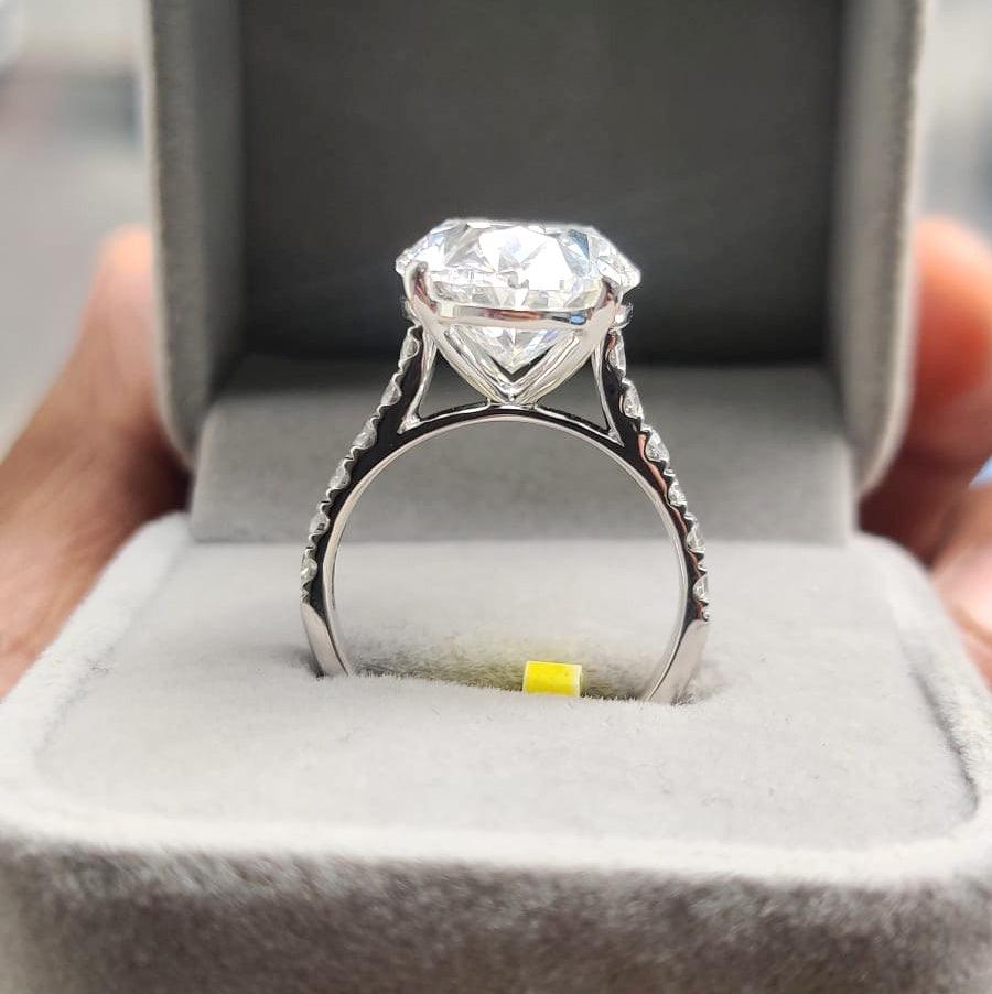 Last Piece ! 9.50 Carat IGI Certified Oval Diamond Women's Engagement Ring