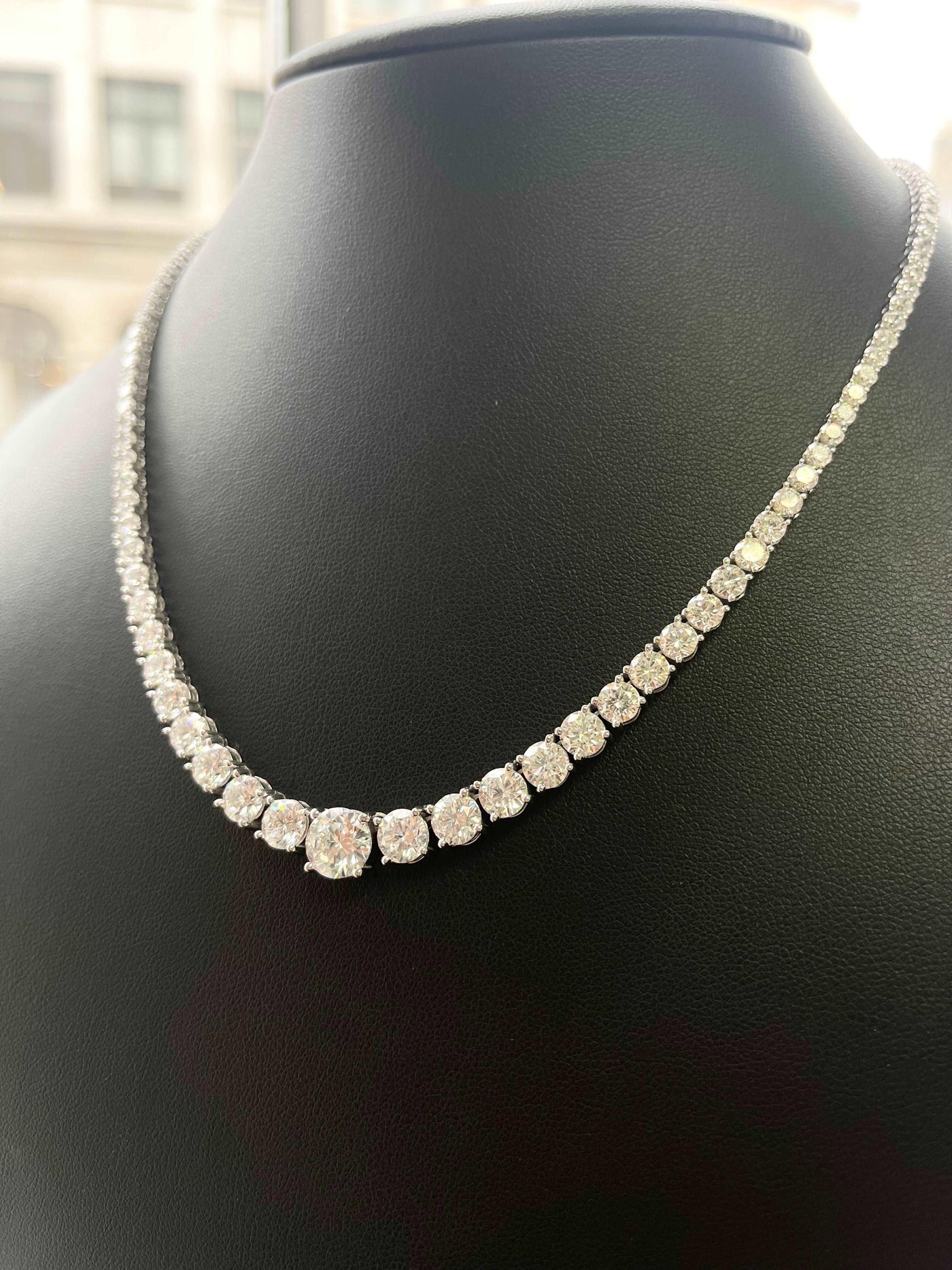 25.00 CT D/VVS ROUND DIAMOND GRADUATED TENNIS NECKLACE IN 18K WHITE GOLD - 31 GRAMS