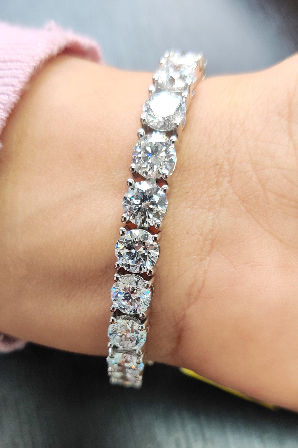 D/VS 35.00ct Lab Diamond Claw Set Tennis Bracelet in 9k Gold | 1.5ct Each Diamond