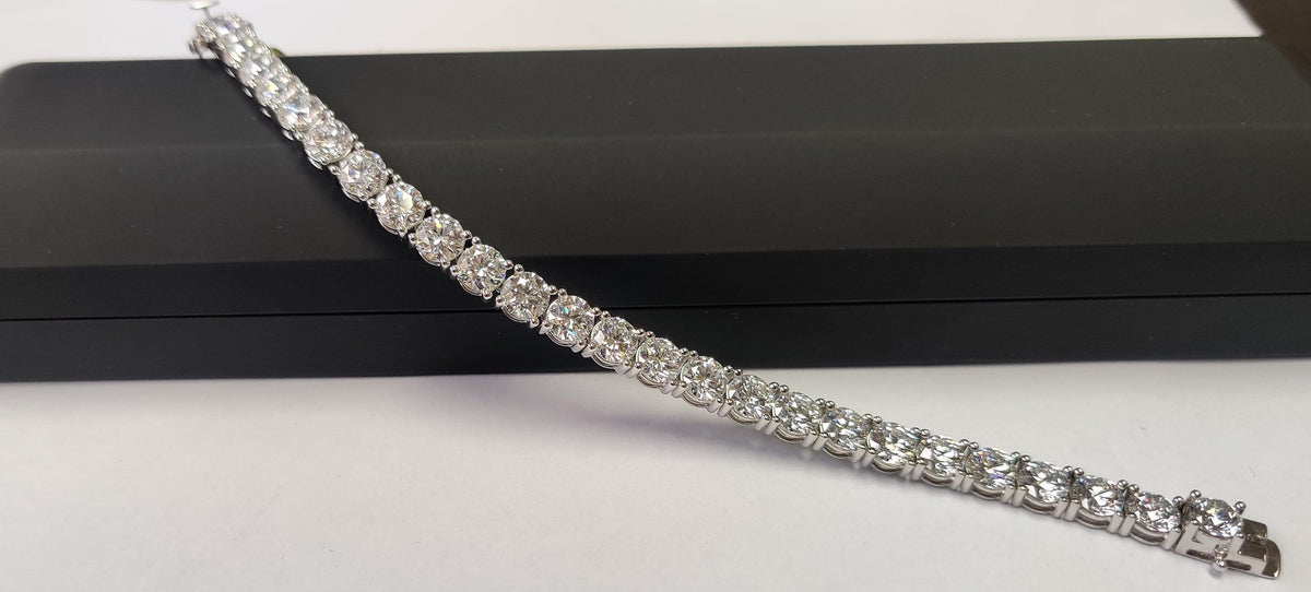30.00ct Round Diamond Tennis Bracelet - Gold (Angle View 7)