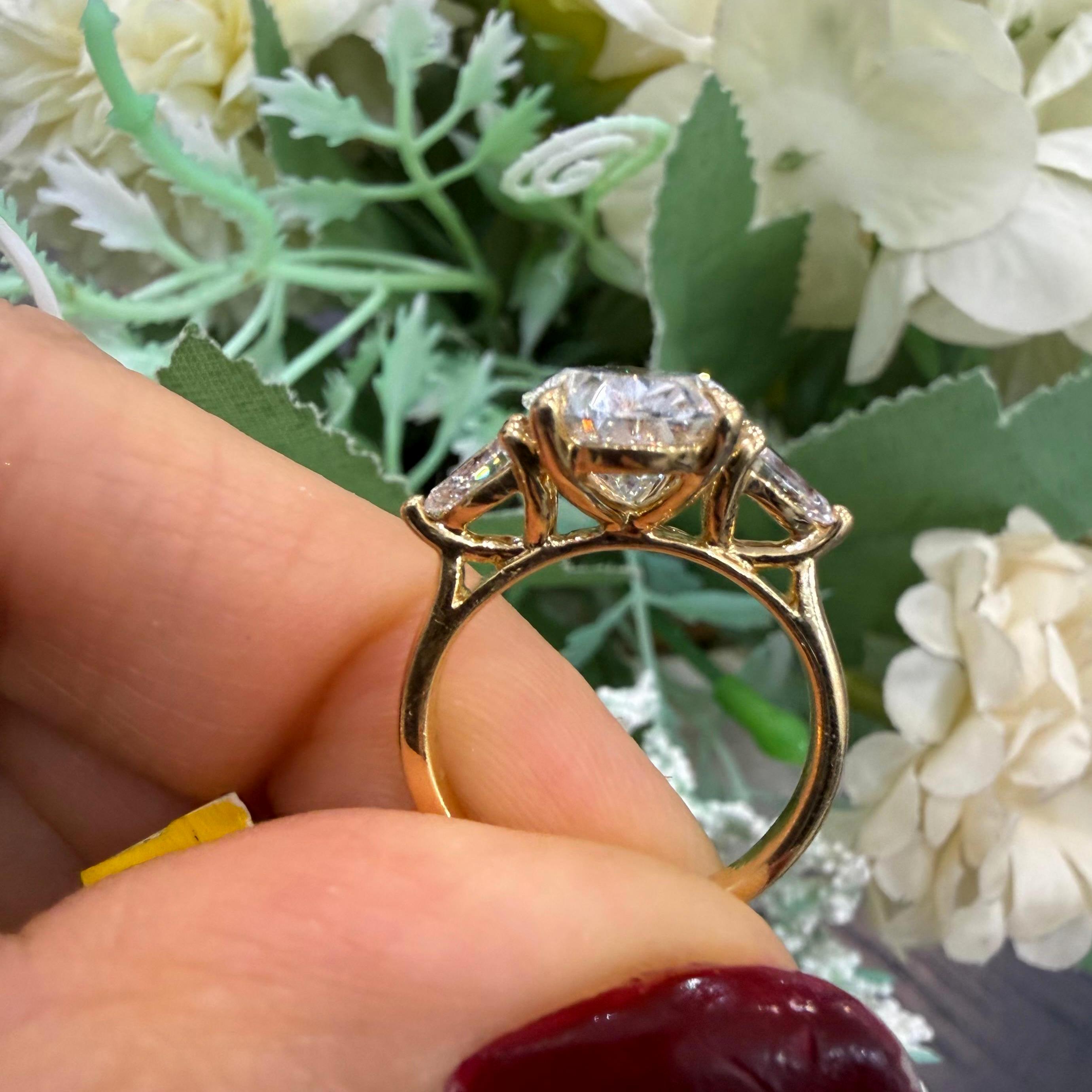 IGI 4.20ct E/VS Oval & Pear Lab Diamond Three-Stone Ring In 18k Yellow Gold