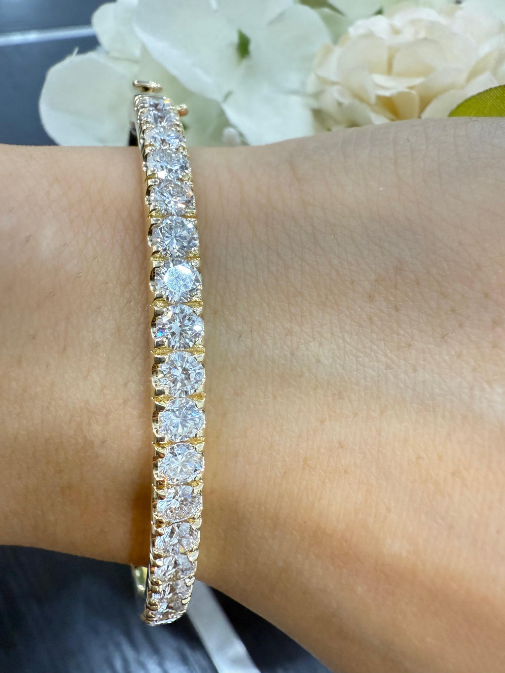 Top Quality D/VS 4.00CT Lab Grown Round Diamond Claw Set Tennis Bangle In Yellow Gold