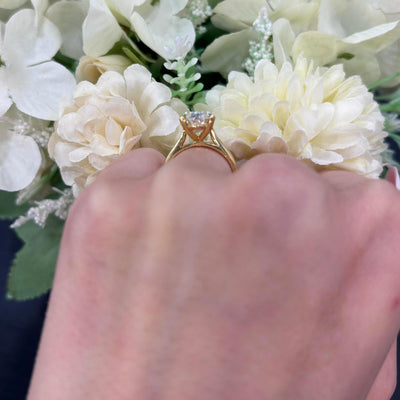 D/VVS2 2.01 CT IGI Lab Oval Diamond Solitaire Engagement Ring in 18k Yellow Gold