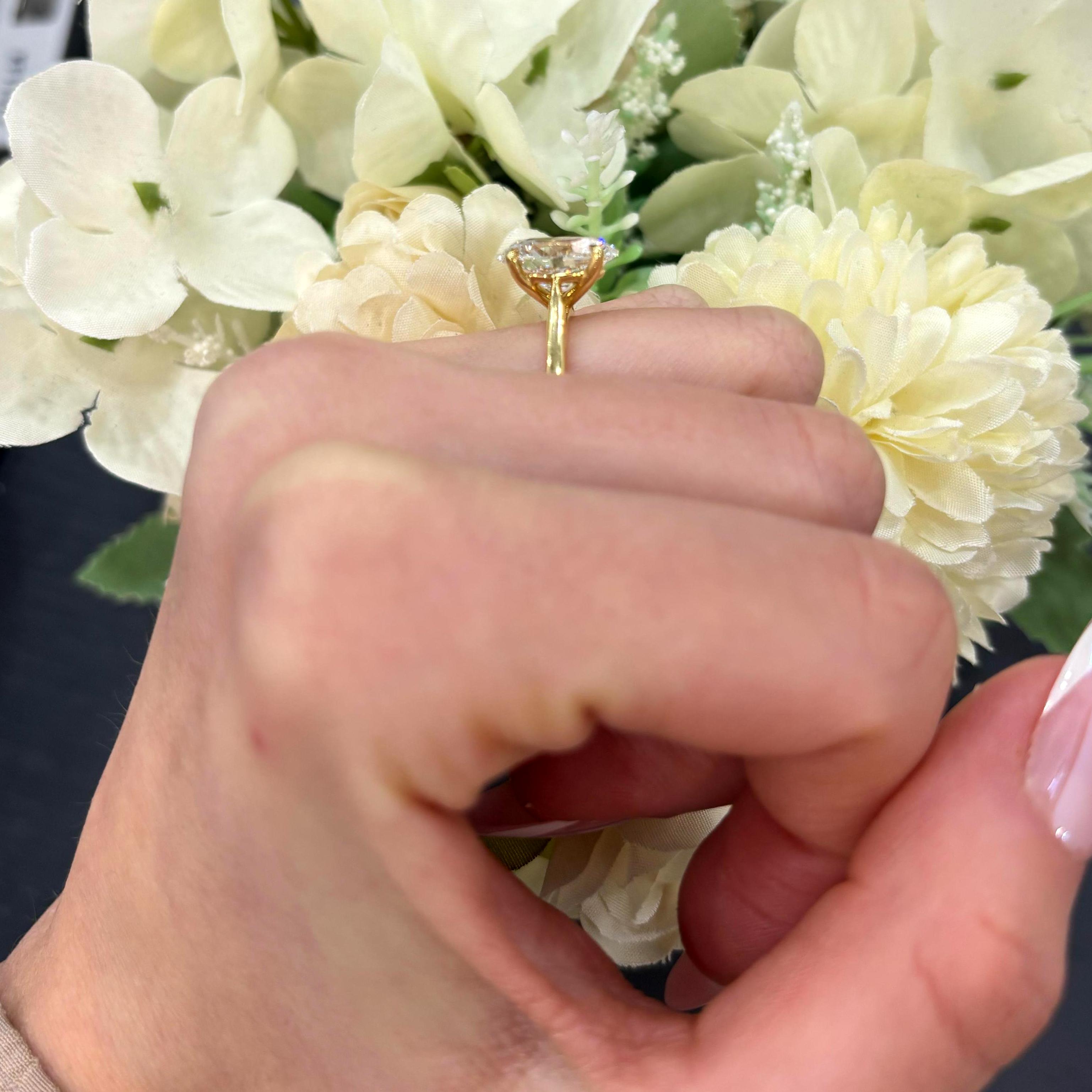 D/VVS2 2.01 CT IGI Lab Oval Diamond Solitaire Engagement Ring in 18k Yellow Gold