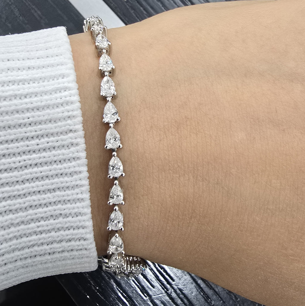 D-E/VS Lab-Grown Pear Diamond Claw Set Tennis Bracelet in Gold & Platinum (8–30ct)