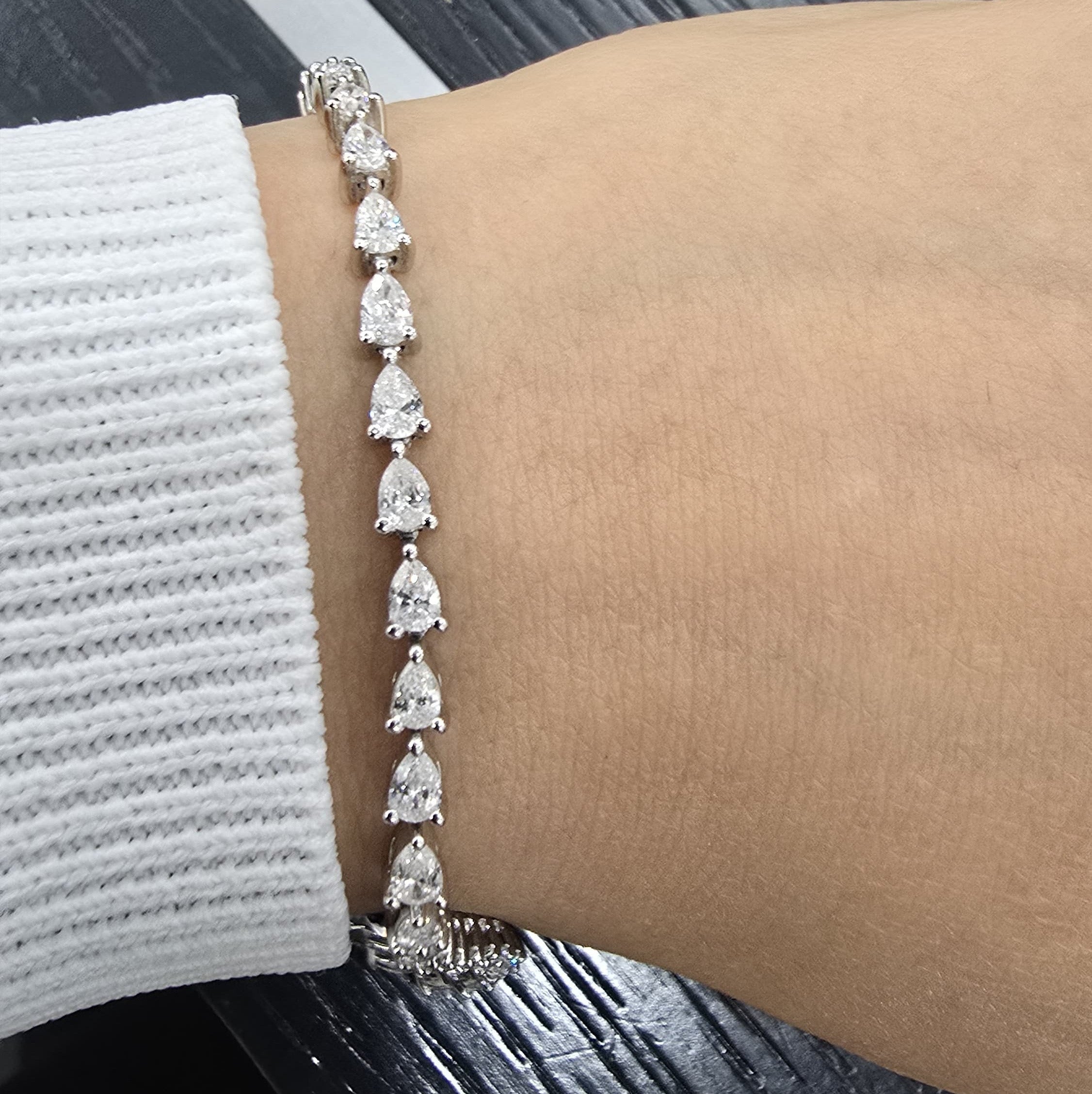 D-E/VS Lab-Grown Pear Diamond Claw Set Tennis Bracelet in Gold & Platinum (8–30ct)