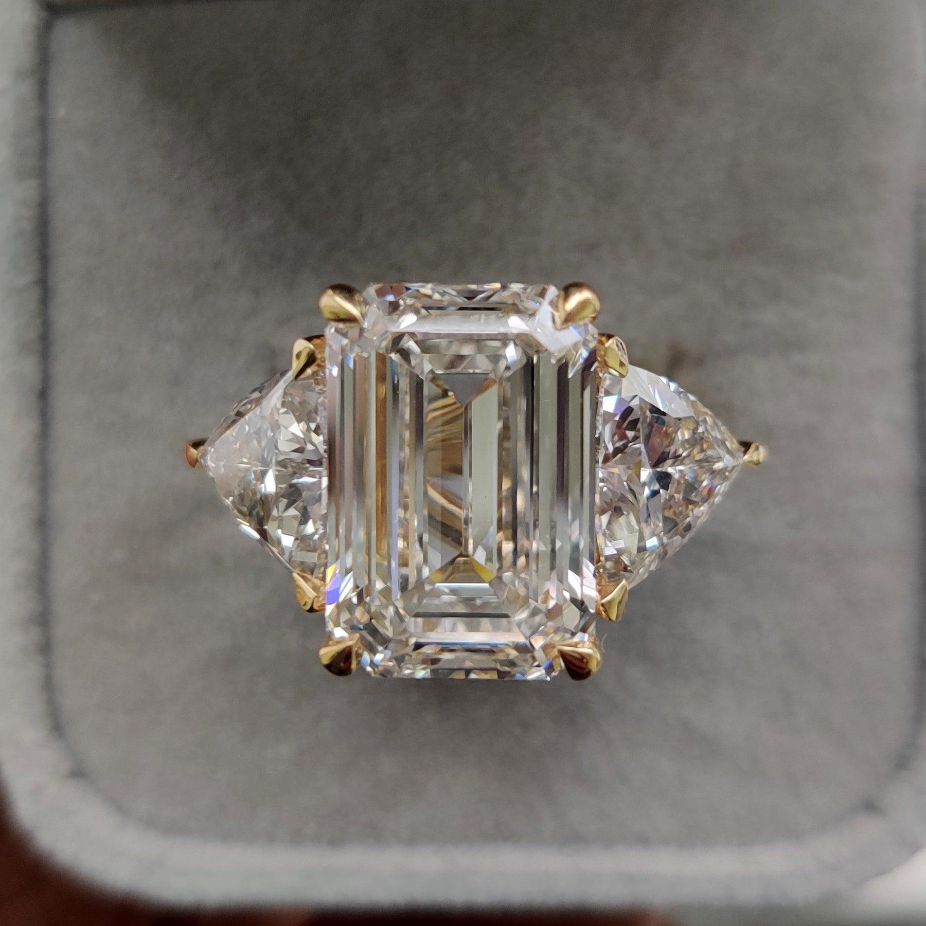 IGI Certified Big Emerald and Trillion Diamond Trilogy Ring 18K Yellow Gold -14.00Carat
