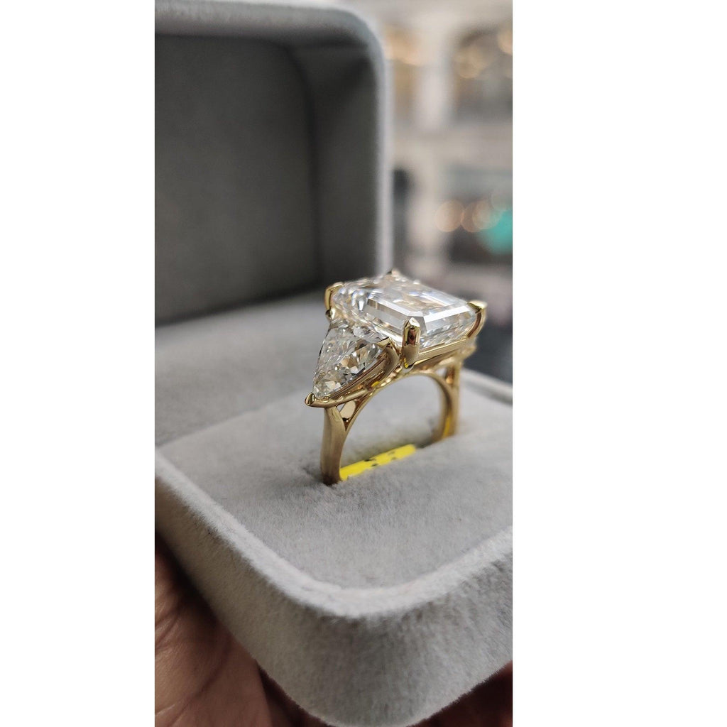 IGI Certified Big Emerald and Trillion Diamond Trilogy Ring 18K Yellow Gold -14.00Carat