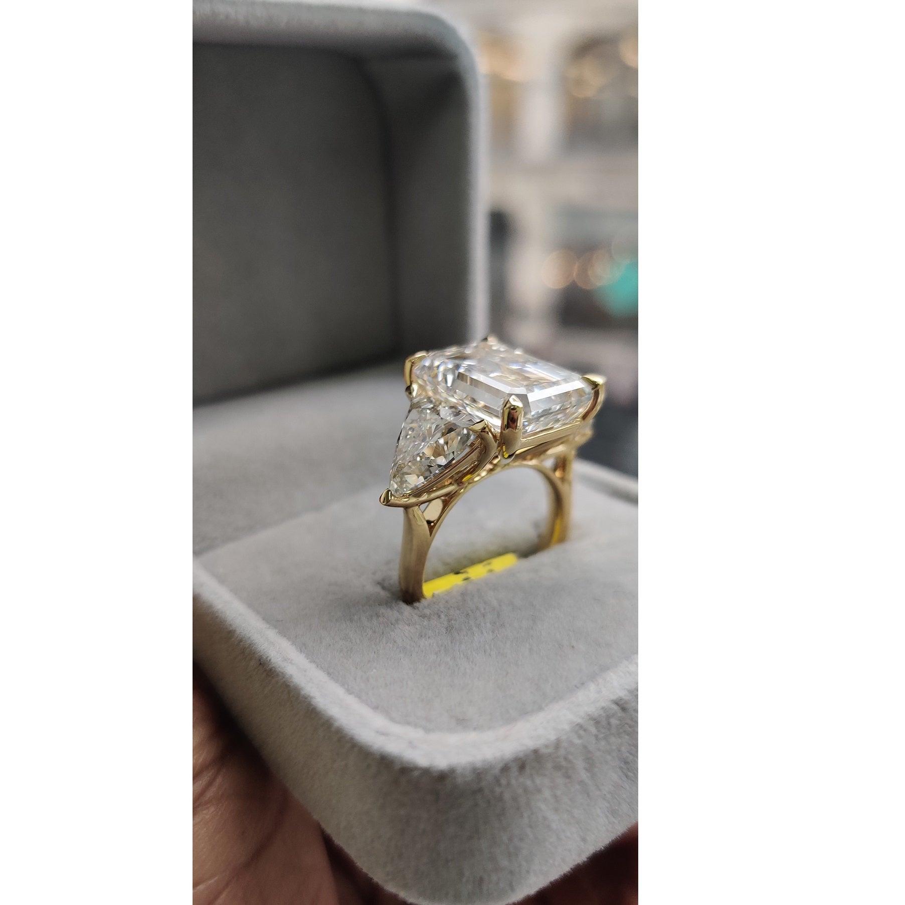 IGI Certified Big Emerald and Trillion Diamond Trilogy Ring 18K Yellow Gold -14.00Carat