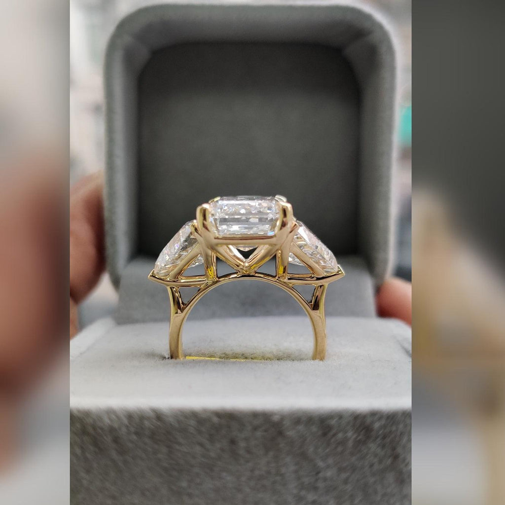 IGI Certified Big Emerald and Trillion Diamond Trilogy Ring 18K Yellow Gold -14.00Carat