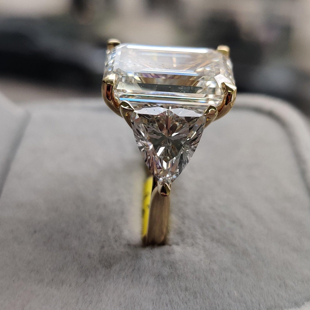 IGI Certified Big Emerald and Trillion Diamond Trilogy Ring 18K Yellow Gold -14.00Carat