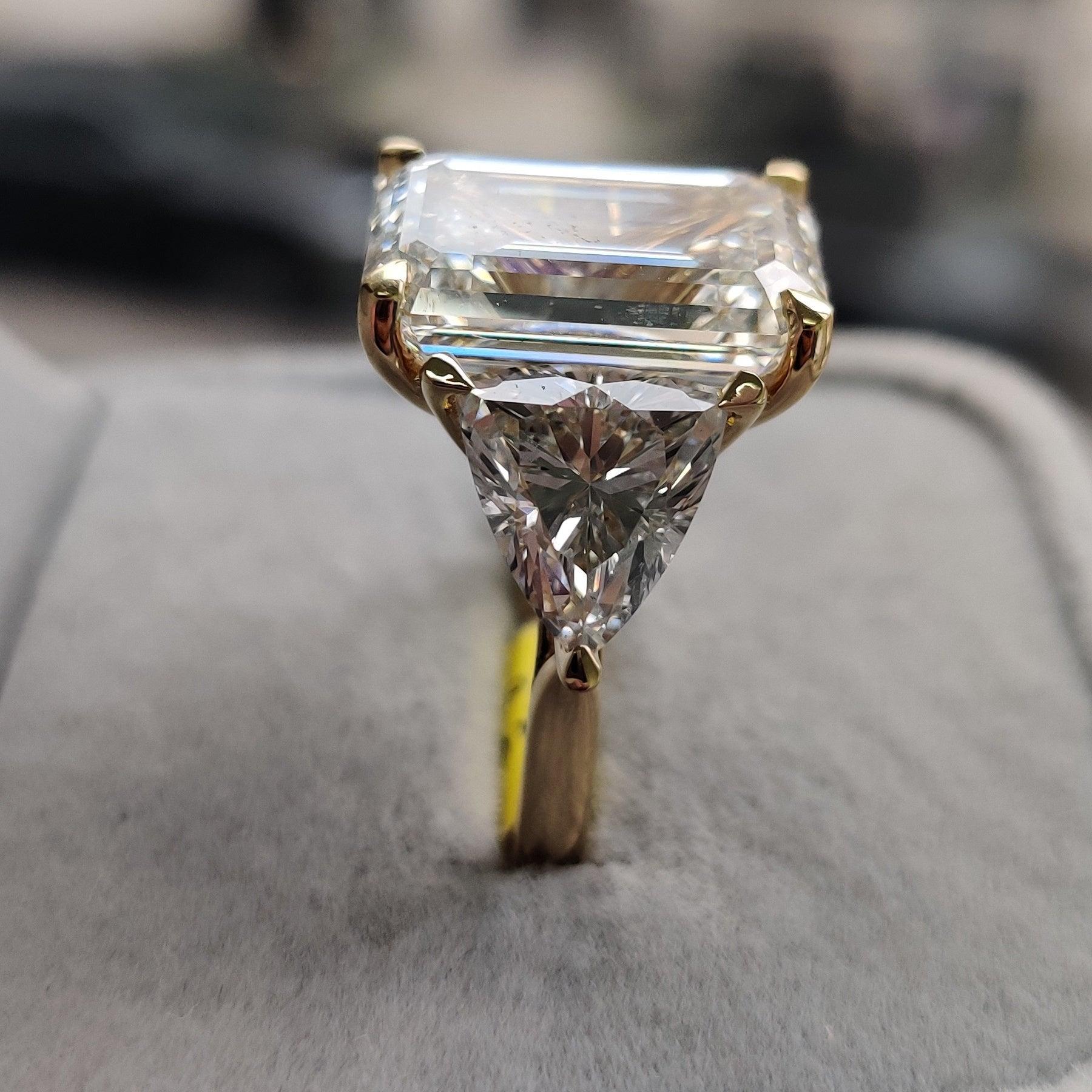 IGI Certified Big Emerald and Trillion Diamond Trilogy Ring 18K Yellow Gold -14.00Carat