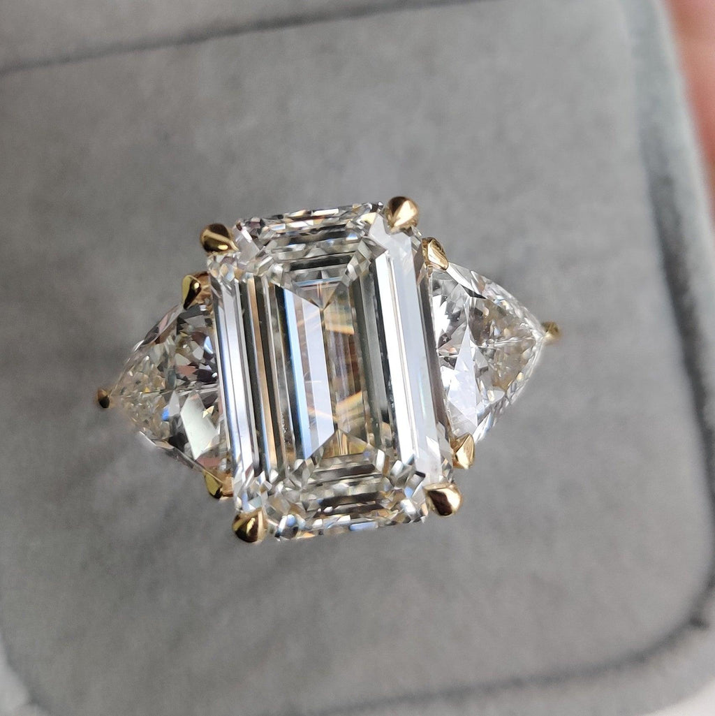 IGI Certified Big Emerald and Trillion Diamond Trilogy Ring 18K Yellow Gold -14.00Carat
