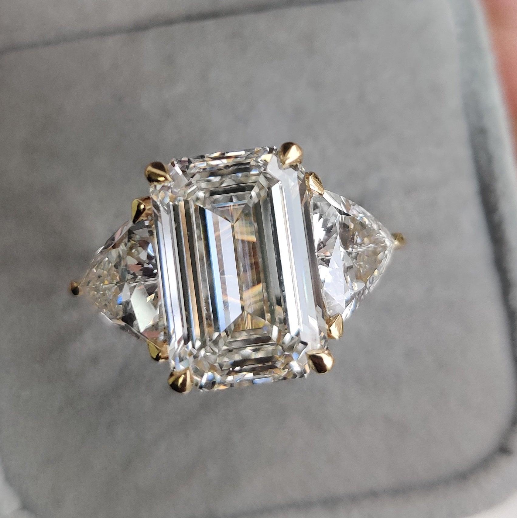 IGI Certified Big Emerald and Trillion Diamond Trilogy Ring 18K Yellow Gold -14.00Carat