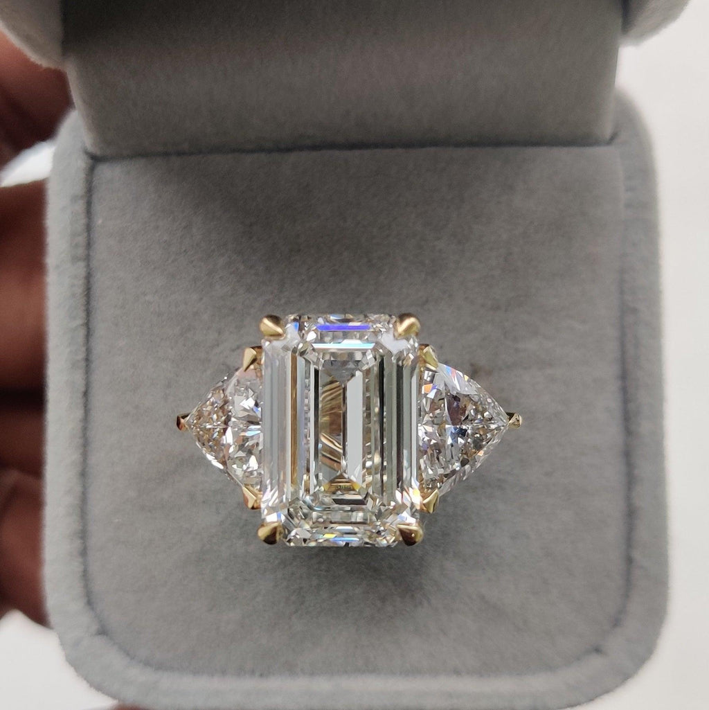 IGI Certified Big Emerald and Trillion Diamond Trilogy Ring 18K Yellow Gold -14.00Carat