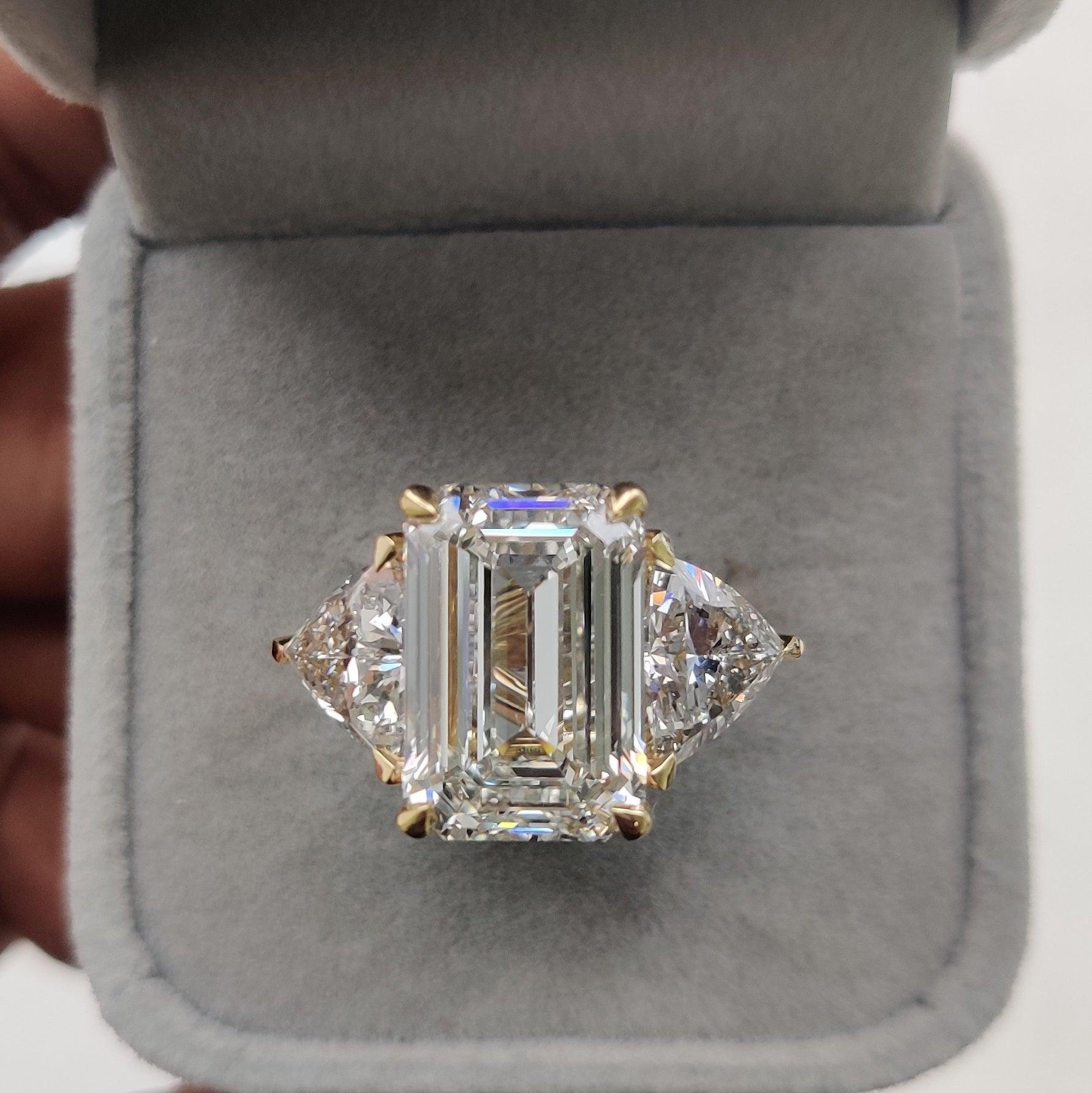 IGI Certified Big Emerald and Trillion Diamond Trilogy Ring 18K Yellow Gold -14.00Carat