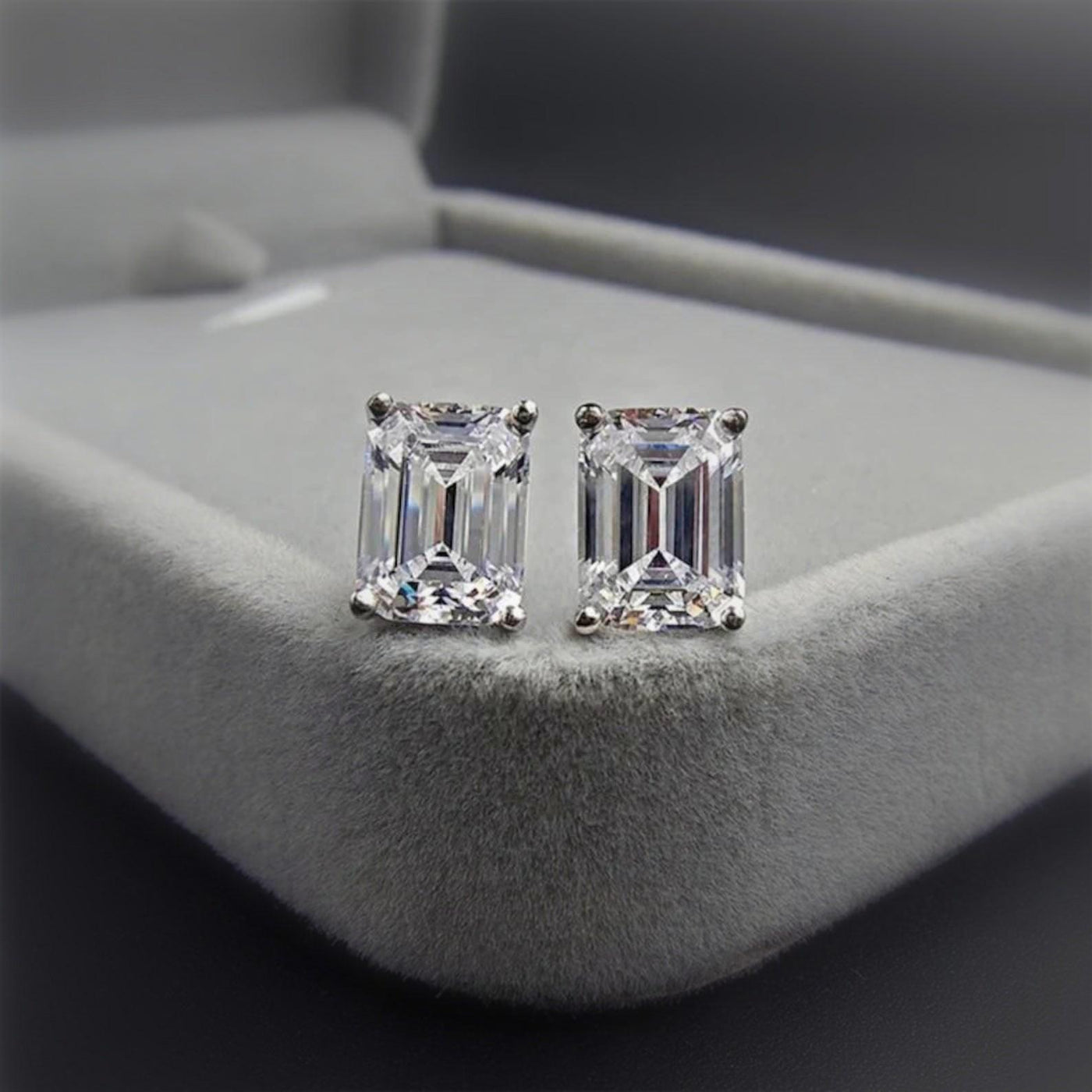 IGI Certified 2.00 Carat E/VS Emerald Diamond Stud Earrings in Platinum / 18k Gold