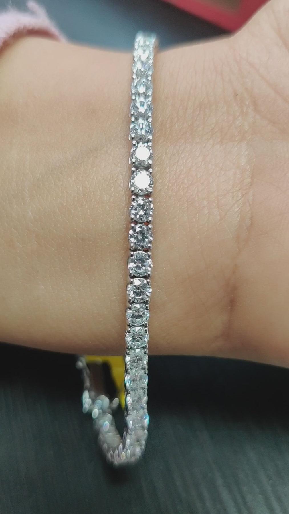D/VVS 8.00 ct Lab Diamond Claw Set Tennis Bracelet in 9k Gold 7in