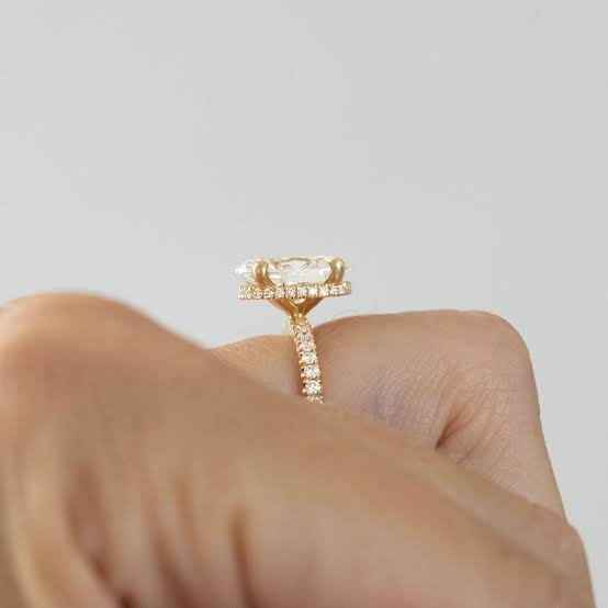 IGI CERTIFIED 4.00CT OVAL D/VS1 WHITH HIDDEN HALO AND DIAMOND ON BAND IN 18K YELLOW GOLD