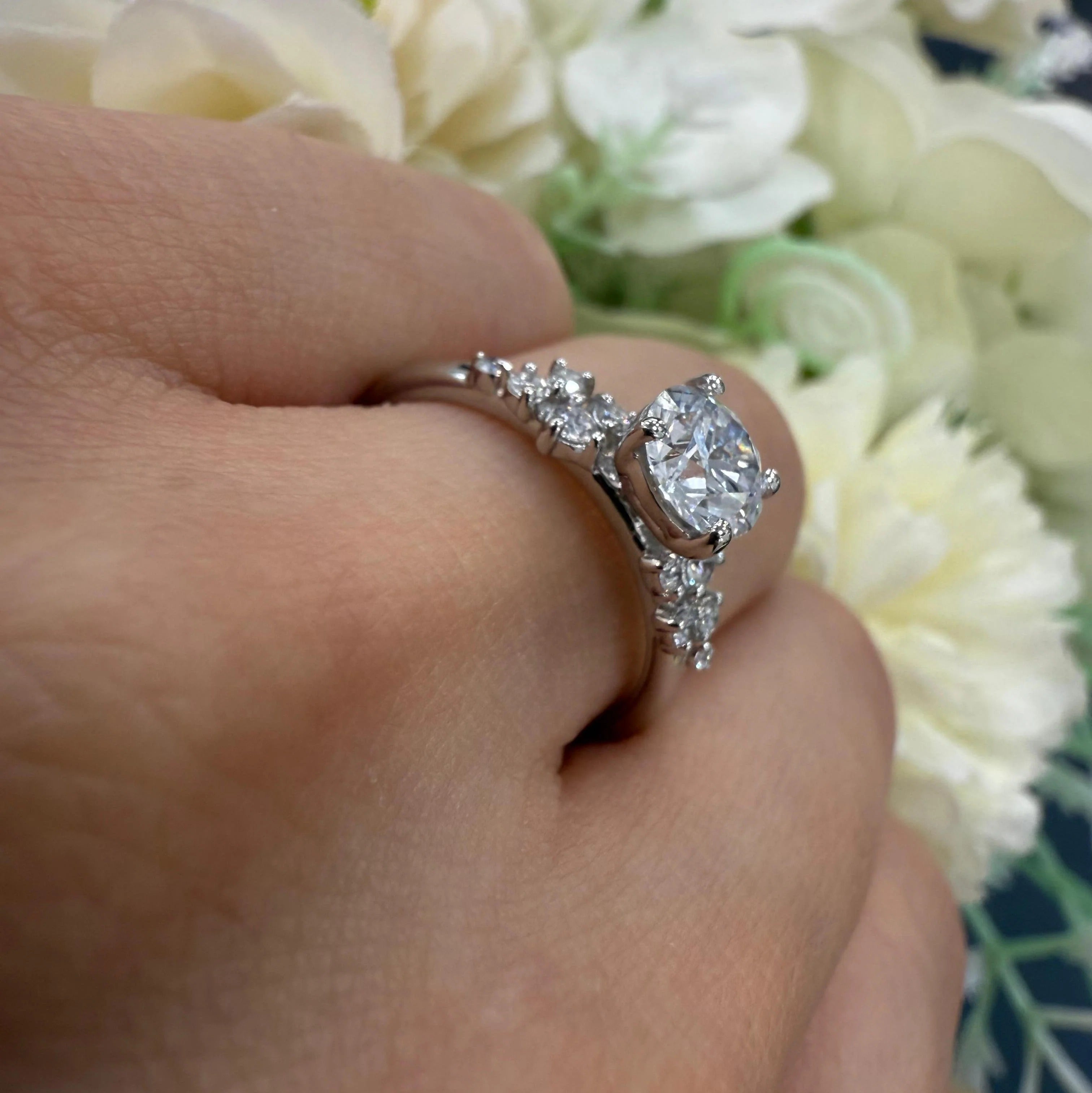 GIA Certified 1.20ct G/VS Natural Round with Side Diamond Engagement Ring In 18k Gold