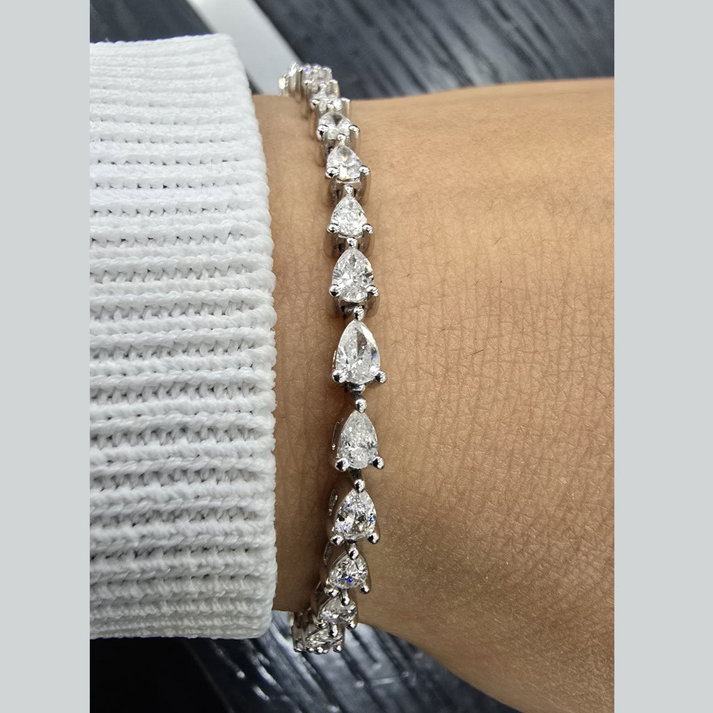 D-E/VS Lab-Grown Pear Diamond Claw Set Tennis Bracelet in Gold & Platinum (8–30ct)