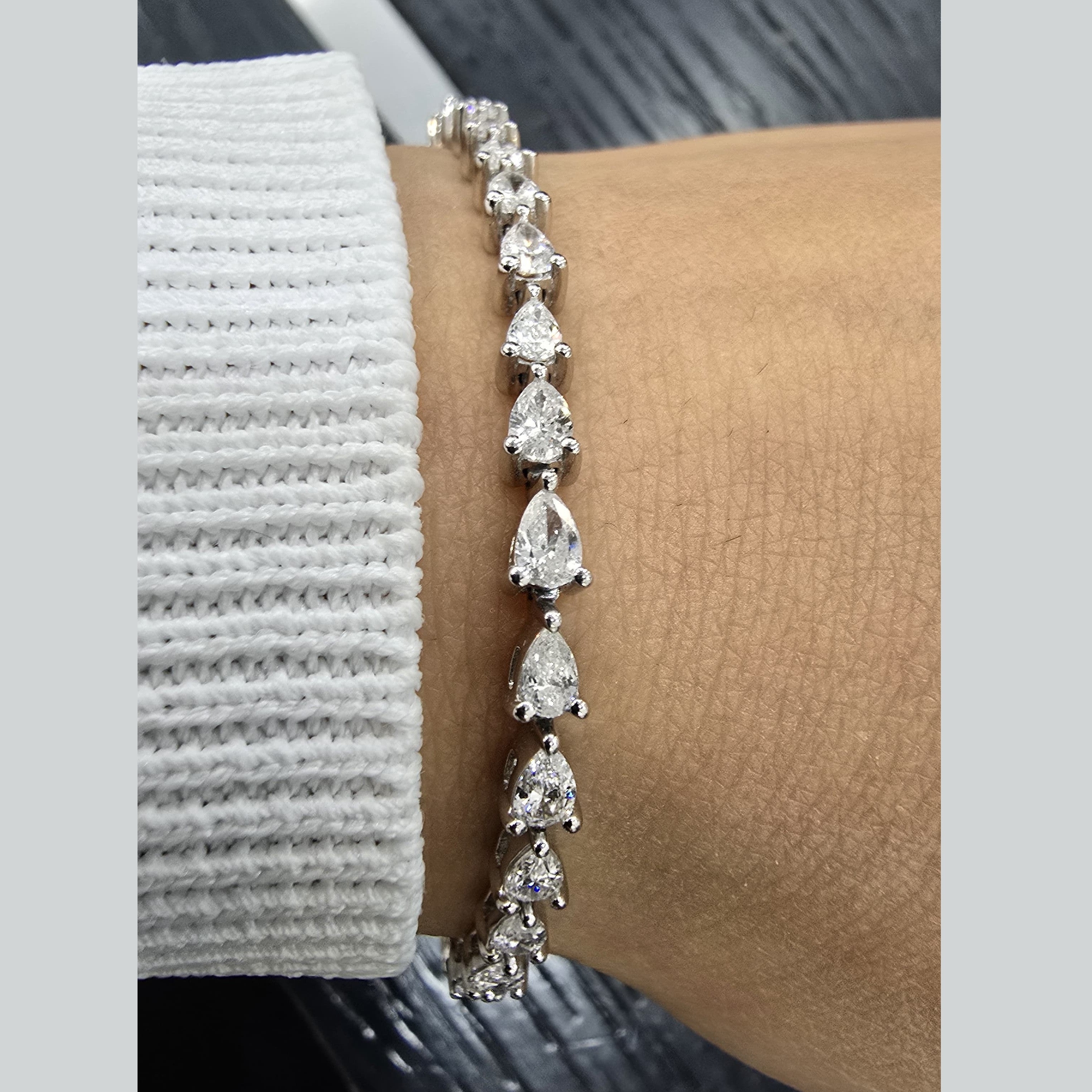 D-E/VS Lab-Grown Pear Diamond Claw Set Tennis Bracelet in Gold & Platinum (8–30ct)