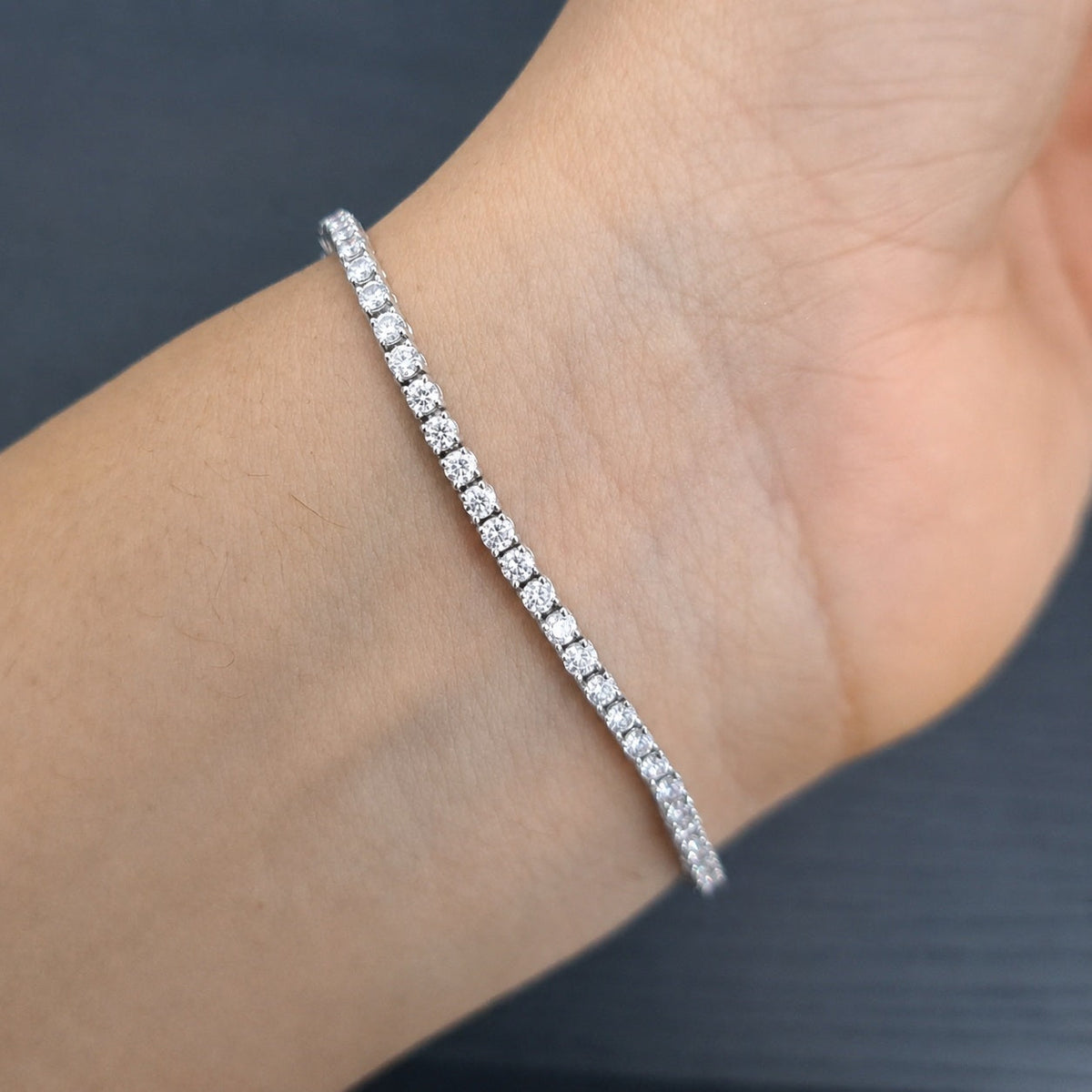2.00ct Round Diamond Tennis Bracelet - 18k Gold (Angle View 1)